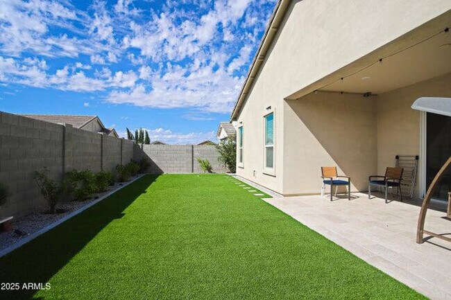 Building Photo - 10549 W Albert Ln