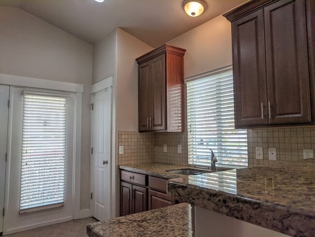 Building Photo - Beautiful 4 Bd 2.5 Bath Townhouse in Sandy