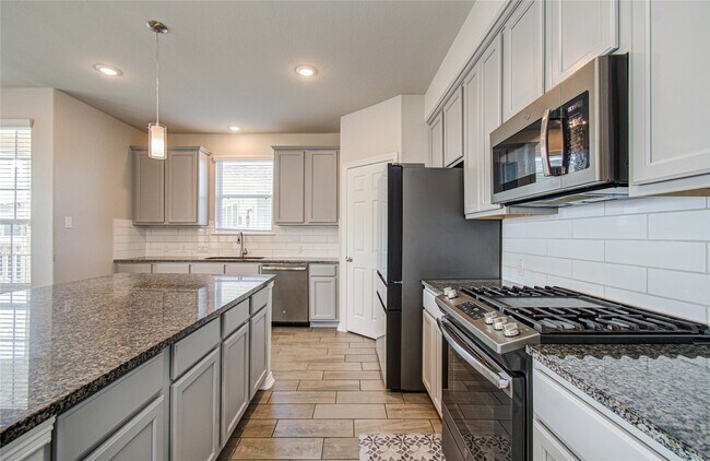 Building Photo - 1705 Bayway Dr
