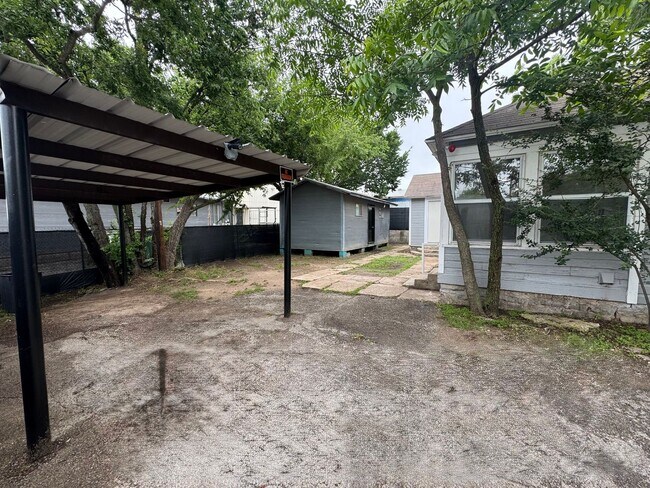 Building Photo - NEWLY RENOVATED - CHARMING 3/2 with STORAGE UNIT and COVERED PARKING