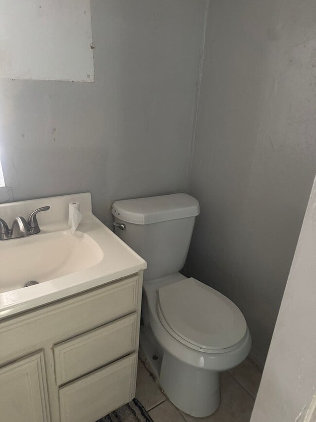 Building Photo - Adorable 1/1 bathroom fenced in yard