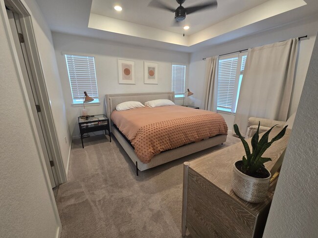 Building Photo - Spacious 4B/3B Available Early April!