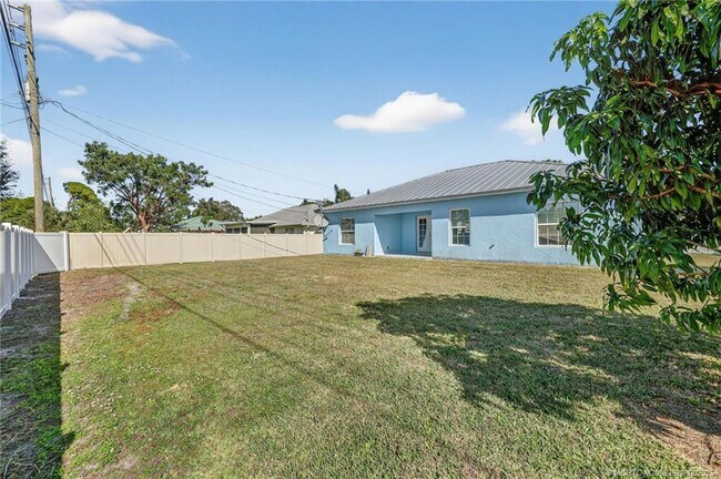 Building Photo - 1855 17th Ave SW