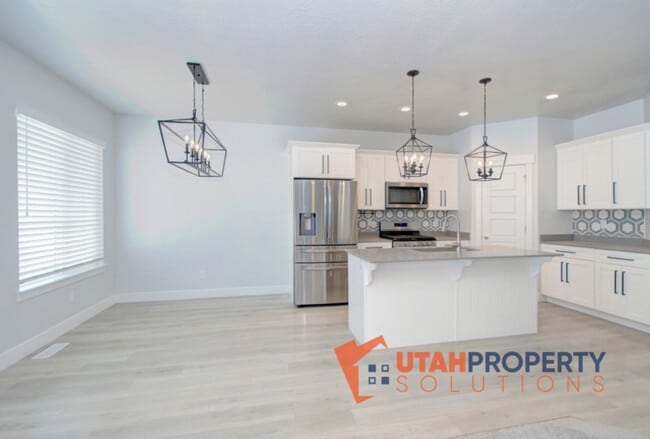 Building Photo - 1734 W Newcastle Ln