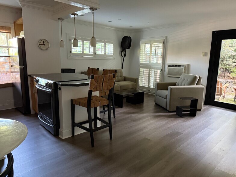 Primary Photo - 392 S Main St