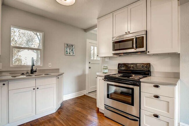 Building Photo - Wonderful Lakewood Home! Close to Light Rail