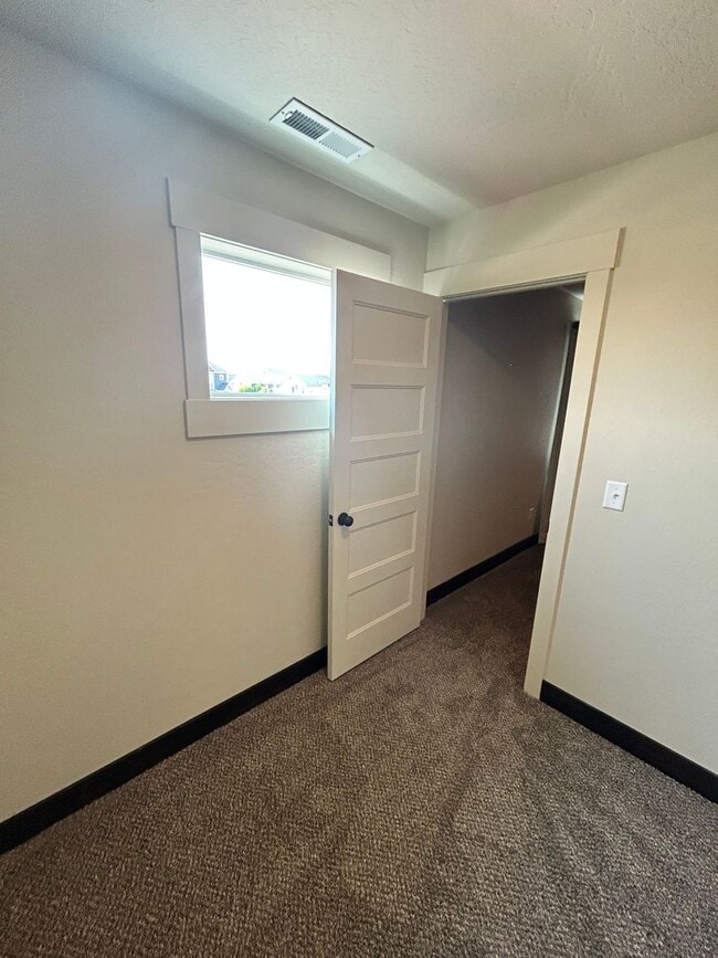 Building Photo - 3 Bed / 2.5 Bath Townhouse with Fenced Yard – Great Kalispell Location!