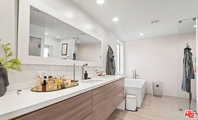 Building Photo - 615 6th Ave