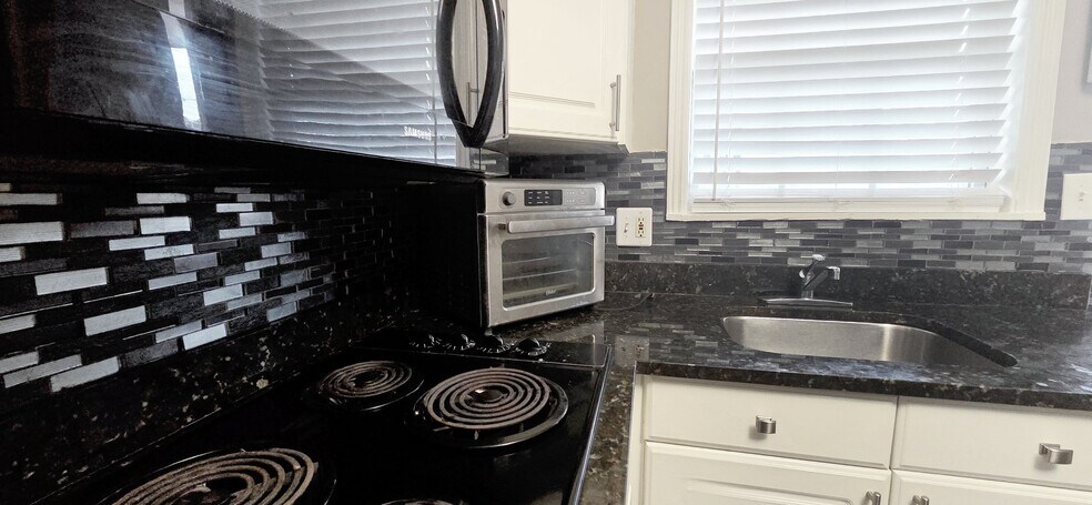 Building Photo - 21 Delmont Dr NE