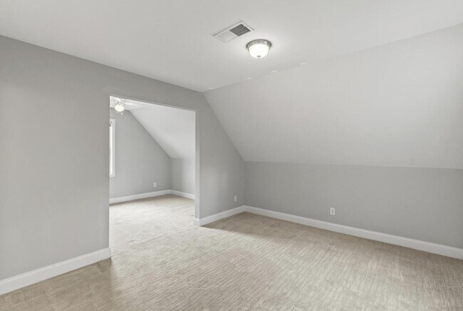 Building Photo - 2505 Eastway Dr