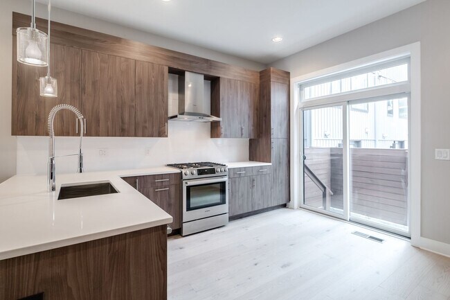 Building Photo - Northern Liberties Townhome with Parking