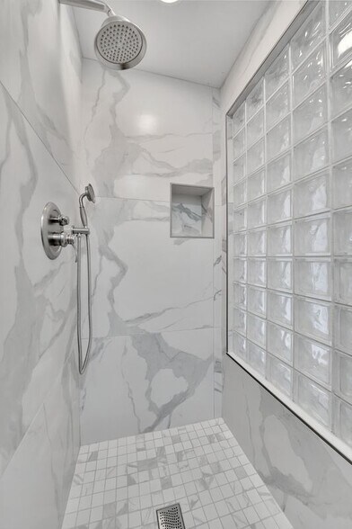 Building Photo - 2233 Martin, 405