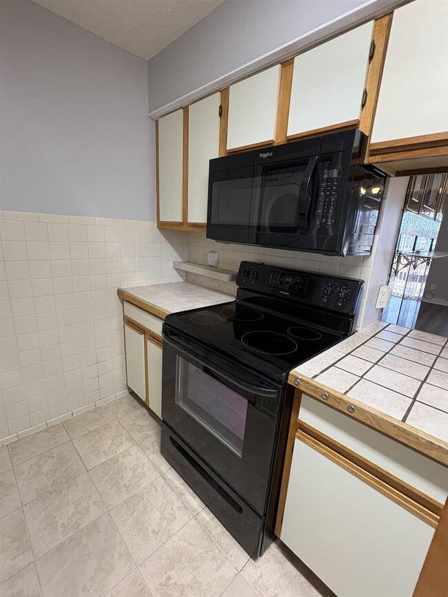 Building Photo - 922 Fairwood Lakes Dr