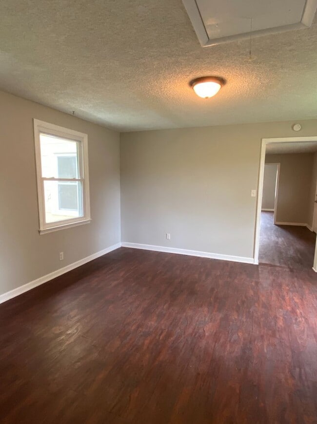 Building Photo - Spacious 3 Bedrooms Located in Hermitage /...