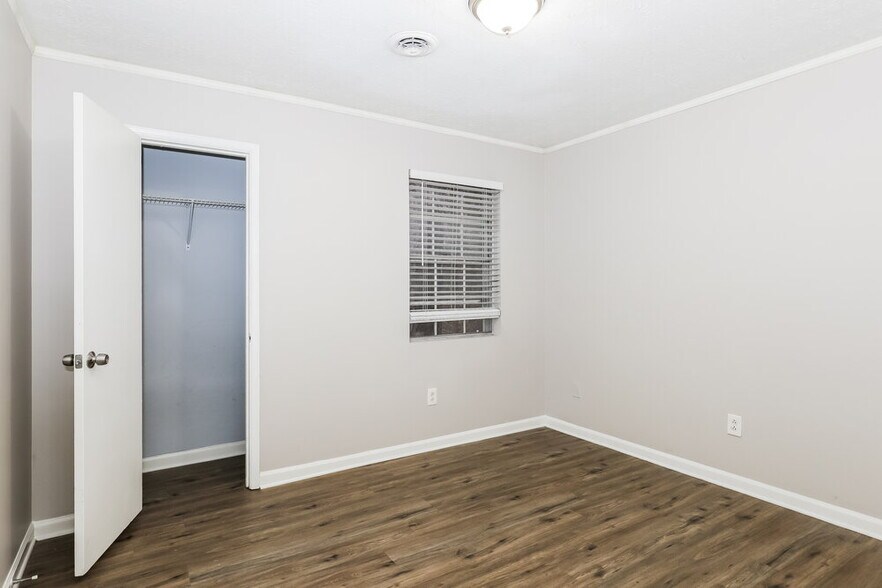 Building Photo - 8450 N Pond Dr