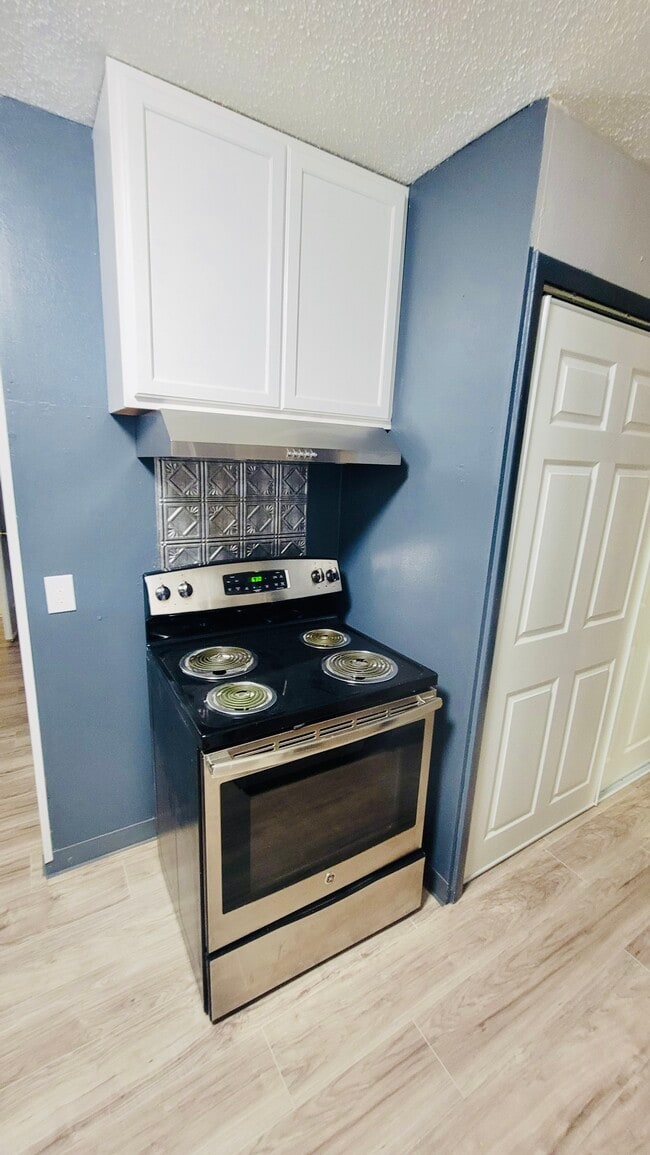 Building Photo - 3 Utica Ln