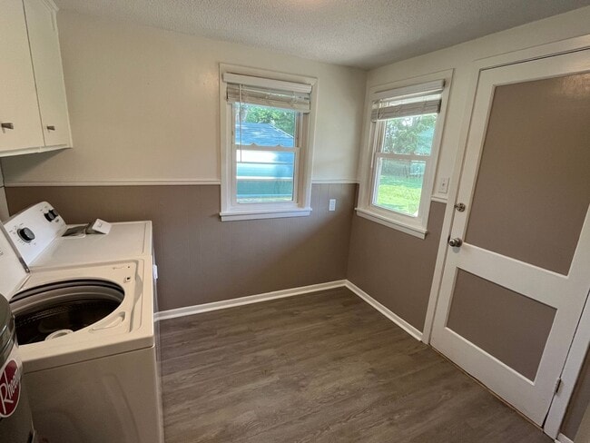 Building Photo - 204 N Frankfort Ave