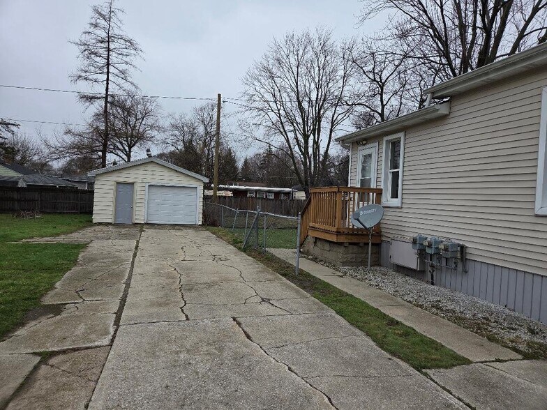 Building Photo - 921 N Mason