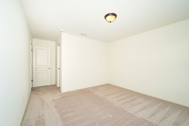 Building Photo - 4 Bedroom With Finished Basement in Westfield!