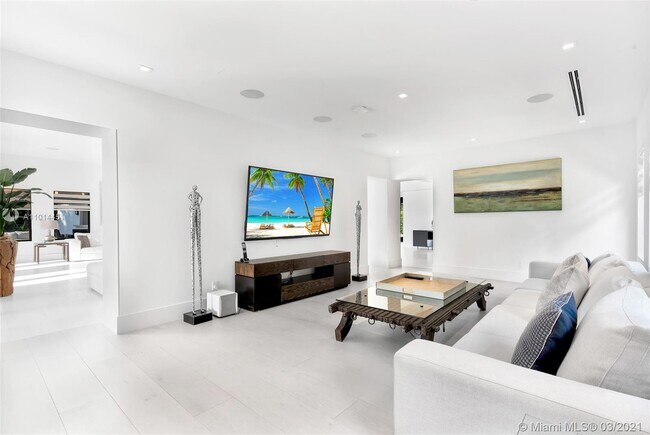 Building Photo - 2700 N Bay Rd