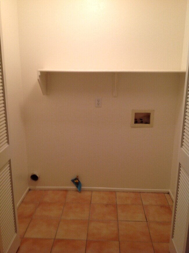 Building Photo - 3 BEDROOM, 2 BATHROOM CLOSE TO SCHOOLS!