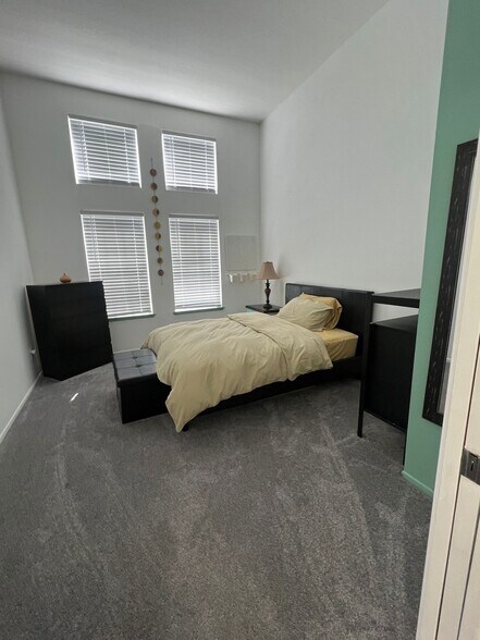 Building Photo - 24155 Del Monte Dr