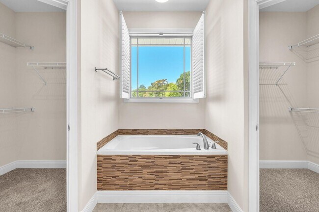 Building Photo - Stunning 4 Bedroom in PRIME Location!!  South of I-10!!