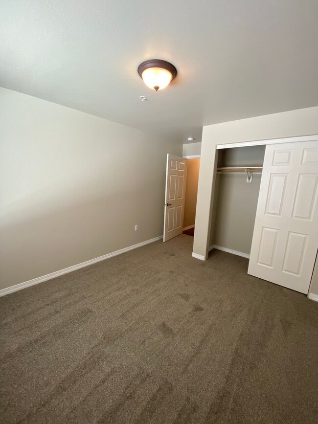 Building Photo - UPPER LEVEL CONDO (RPM#43)