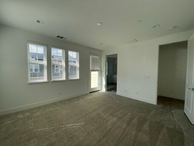 Building Photo - Newer home in Dunes Community
