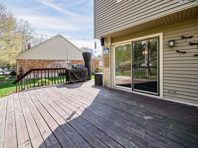Building Photo - Welcome to this spacious single-family hom...