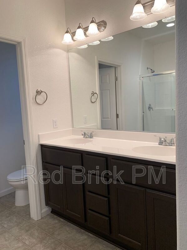 Building Photo - 821 Tivoli Dr