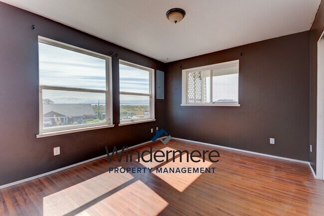 Building Photo - 3 Bedroom 2 Bath + Bonus Room Home with Stunning Water Views in Admirals Cove