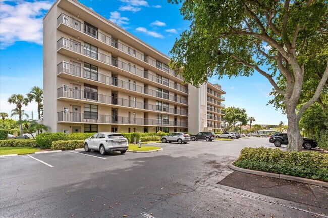 Building Photo - 21 Royal Palm Way