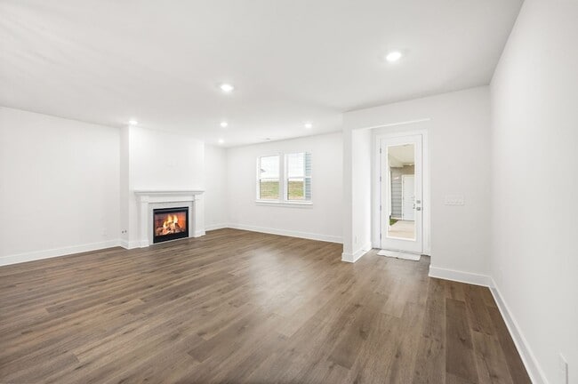 Building Photo - 3040 Poplar Farms Dr