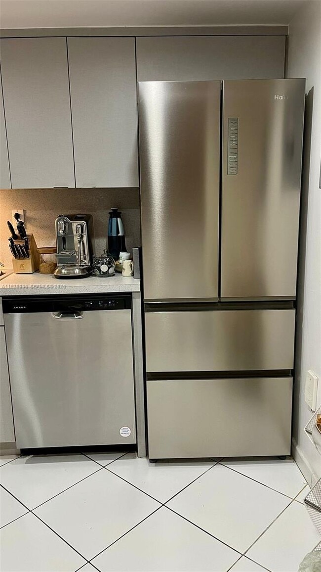 Building Photo - 2600 Collins Ave