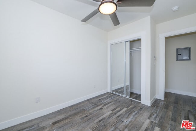 Building Photo - 520 W 82nd St