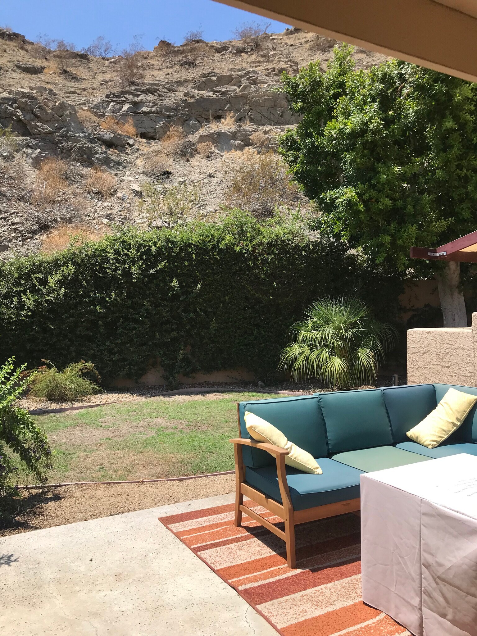 Backyard with patio and plenty of space for comfortable furniture. - 70100 Mirage Cove Dr