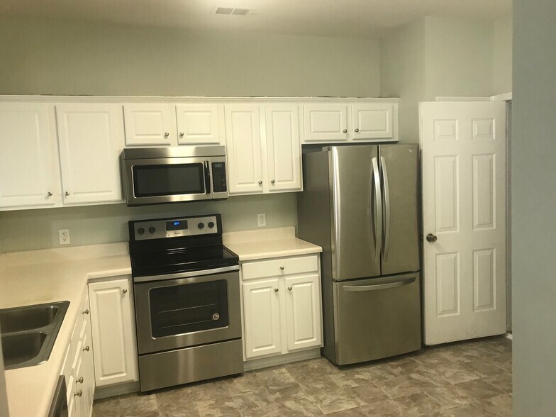 Building Photo - 8829 Ormeau Dr