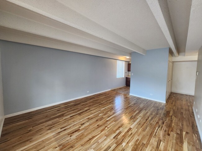 Building Photo - Gorgeous 1 Bed 1 Bath Condo In Fantastic L...