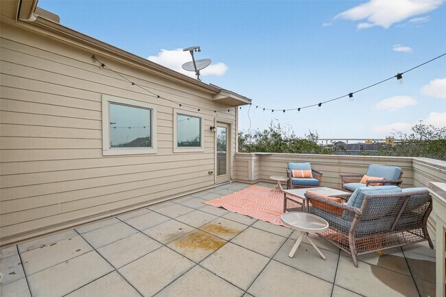 Building Photo - 2308 Bastrop St