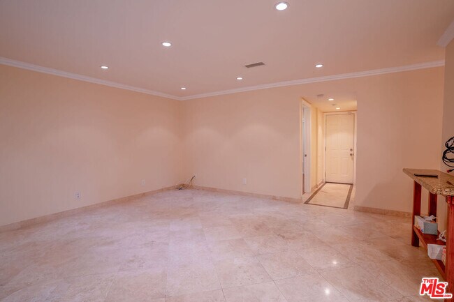 Building Photo - 3030 Stoner Ave