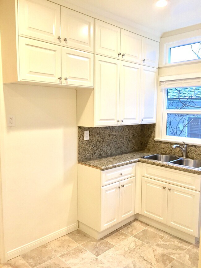 Building Photo - 1106 S Doheny Dr