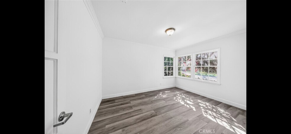Building Photo - 637 W Fernfield Dr