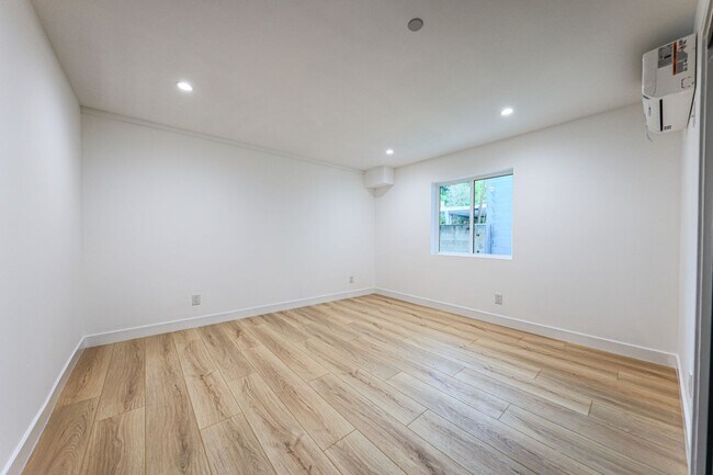 Building Photo - 1525 S Carmelina Ave