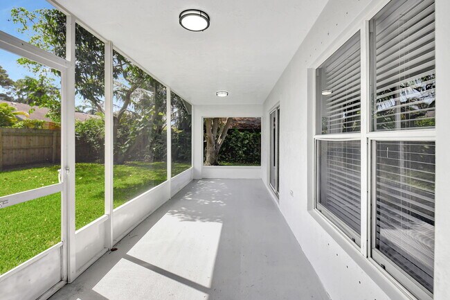 Building Photo - 915 Sunflower Ave