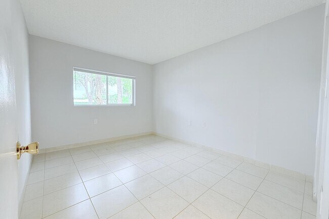 Building Photo - 1127 Lake Terry Dr