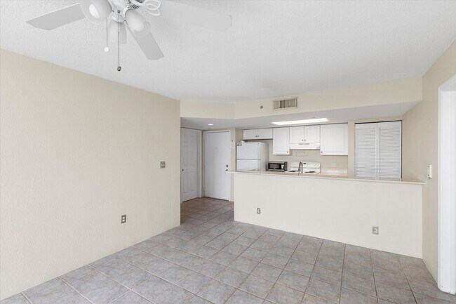 Building Photo - 2 Bedroom 2 Bathroom in the Salt Ponds Con...