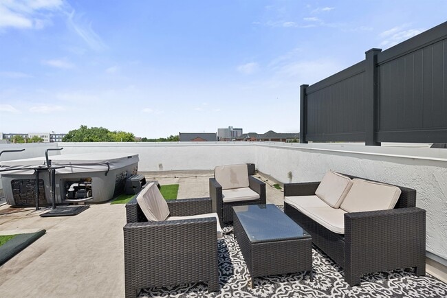 Building Photo - 1436 Indianola Ave