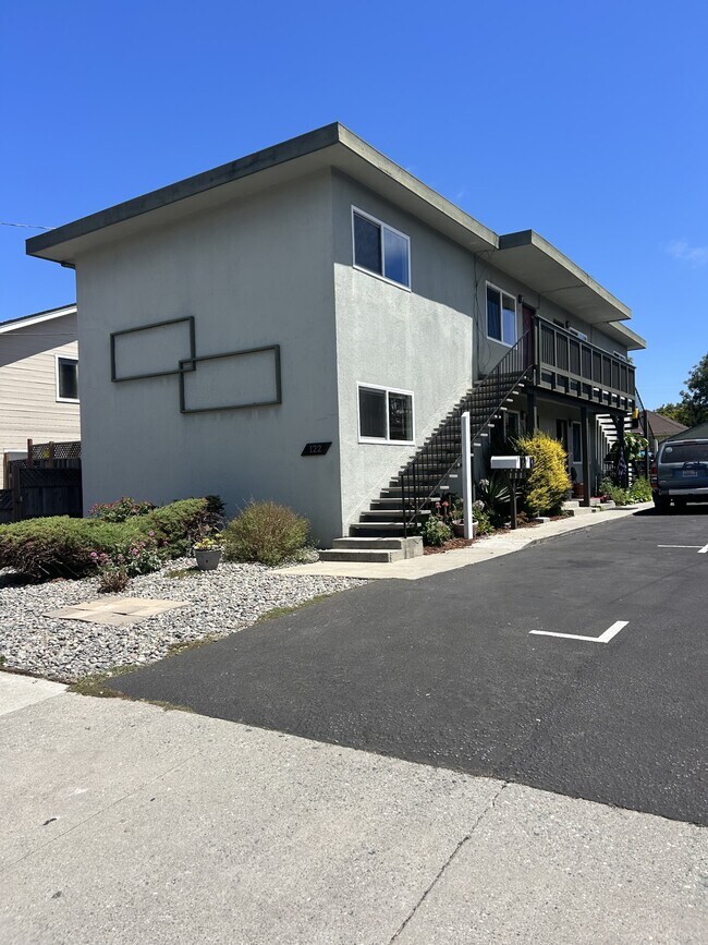 Building Photo - 122 Blackburn St