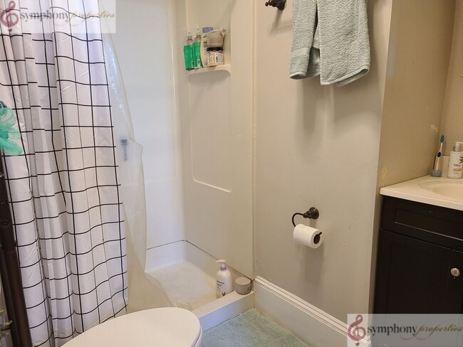 Building Photo - NO BROKER FEE!!!   MISSION HILL 5 BED/2 BATH WITH IN-UNIT LAUNDRY!!